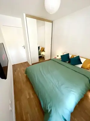 Un ou plusieurs lits dans un hébergement de l'établissement PARIS-MONTROUGE Magnifique appartement 3 pièces de 75m2 avec PARKING - très cosy pour 1 - 8 personnes refait à NEUF -ENTIRE APARTMENT LUXURIOUS AND WARM -Montrouge Paris 14ème - Proche Aéroport Orly Parc Expositions Porte de Versailles FREE WIFI GRATUIT