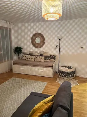Coin salon dans l'établissement PARIS-MONTROUGE Magnifique appartement 3 pièces de 75m2 avec PARKING - très cosy pour 1 - 8 personnes refait à NEUF -ENTIRE APARTMENT LUXURIOUS AND WARM -Montrouge Paris 14ème - Proche Aéroport Orly Parc Expositions Porte de Versailles FREE WIFI GRATUIT