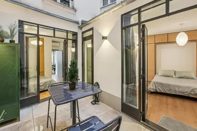 Un ou plusieurs lits dans un hébergement de l'établissement Luxury in the heart of St Germain A/C 3 BR outdoor
