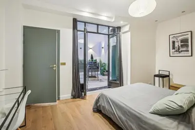 Un ou plusieurs lits dans un hébergement de l'établissement Luxury in the heart of St Germain A/C 3 BR outdoor