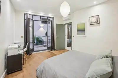 Un ou plusieurs lits dans un hébergement de l'établissement Luxury in the heart of St Germain A/C 3 BR outdoor
