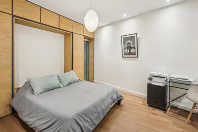 Un ou plusieurs lits dans un hébergement de l'établissement Luxury in the heart of St Germain A/C 3 BR outdoor