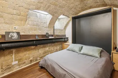 Un ou plusieurs lits dans un hébergement de l'établissement Luxury in the heart of St Germain A/C 3 BR outdoor