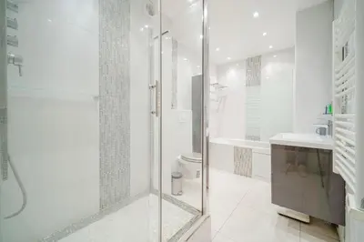 Salle de bains dans l'établissement Appartement spacieux 17ème arrondissement - II