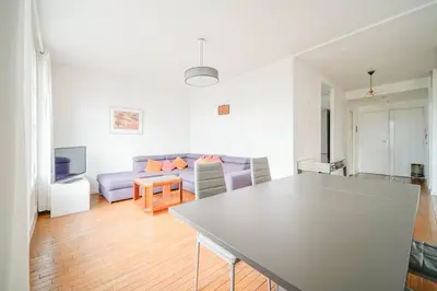 Coin salon dans l'établissement Appartement spacieux 17ème arrondissement - II