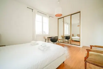 Un ou plusieurs lits dans un hébergement de l'établissement Appartement spacieux 17ème arrondissement - II
