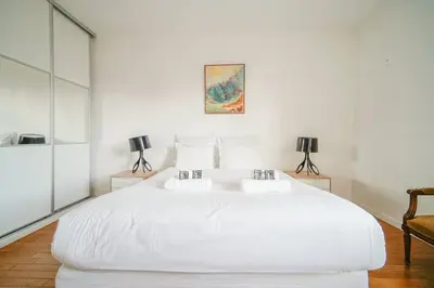 Un ou plusieurs lits dans un hébergement de l'établissement Appartement spacieux 17ème arrondissement - II