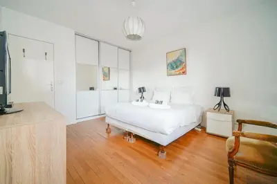 Un ou plusieurs lits dans un hébergement de l'établissement Appartement spacieux 17ème arrondissement - II