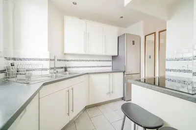 Cuisine ou kitchenette dans l'établissement Appartement spacieux 17ème arrondissement - II