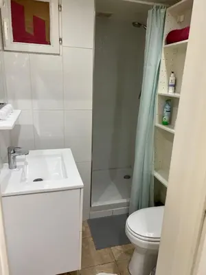Salle de bains dans l'établissement Studio butte aux cailles