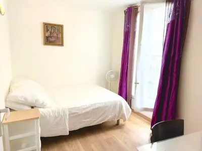 Un ou plusieurs lits dans un hébergement de l'établissement Bastillle two bedroom APT