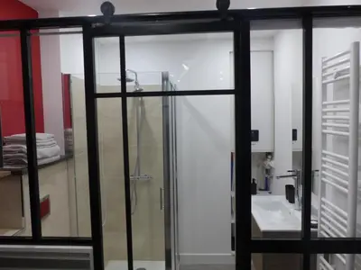 Salle de bains dans l'établissement Charmant logement près Parc Buttes Chaumont
