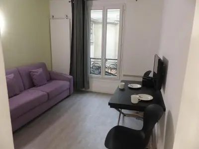 Coin salon dans l'établissement Charmant logement près Parc Buttes Chaumont
