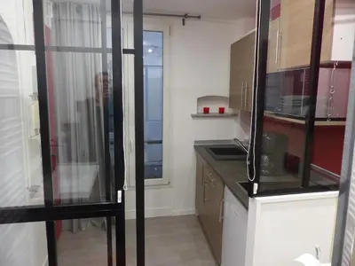 Cuisine ou kitchenette dans l'établissement Charmant logement près Parc Buttes Chaumont