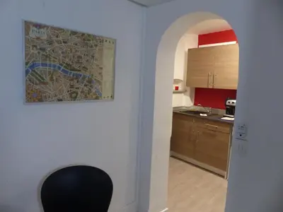 Cuisine ou kitchenette dans l'établissement Charmant logement près Parc Buttes Chaumont