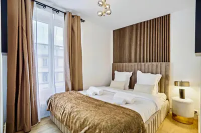 Un ou plusieurs lits dans un hébergement de l'établissement Beautiful 2BDR near the Eiffel Tower