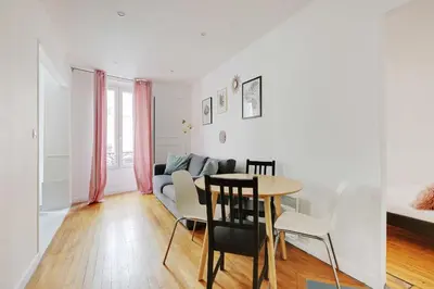 Coin salon dans l'établissement Charming appartement - 1BD-4P - Batignolles