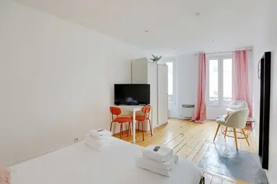Télévision ou salle de divertissement dans l'établissement Charming appartement - 1BD-4P - Batignolles