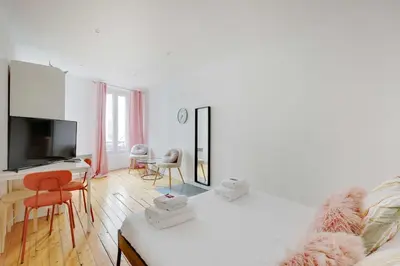 Télévision ou salle de divertissement dans l'établissement Charming appartement - 1BD-4P - Batignolles