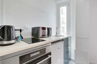 Cuisine ou kitchenette dans l'établissement Charming appartement - 1BD-4P - Batignolles
