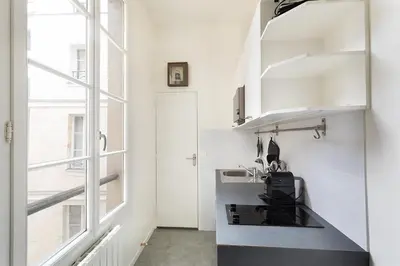 Cuisine ou kitchenette dans l'établissement Louvre & Chatelet-1BR Cosy Apt