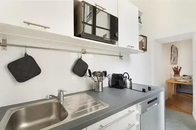 Cuisine ou kitchenette dans l'établissement Louvre & Chatelet-1BR Cosy Apt