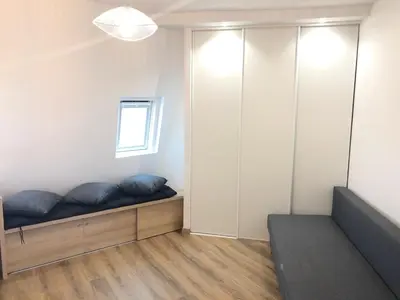 Coin salon dans l'établissement Élégance Haussmanienne - Studio moderne au cœur de Paris