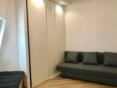 Coin salon dans l'établissement Élégance Haussmanienne - Studio moderne au cœur de Paris