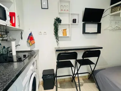 Cuisine ou kitchenette dans l'établissement Calm And Cozy