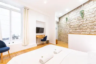 Télévision ou salle de divertissement dans l'établissement GuestReady - Serene stay near Champ de Mars