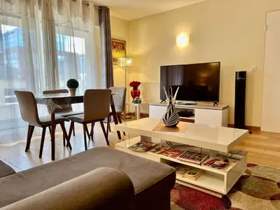 Télévision ou salle de divertissement dans l'établissement 2 Pieces 50m2 proche metro