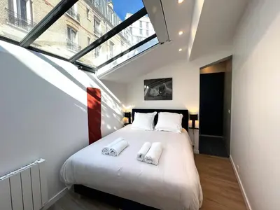 Un ou plusieurs lits dans un hébergement de l'établissement Apollinaire Luxury Loft - AC - Ideal Location - Peaceful