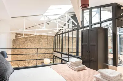 Un ou plusieurs lits dans un hébergement de l'établissement Fantastic Architect Loft - 10 guests - near Metro