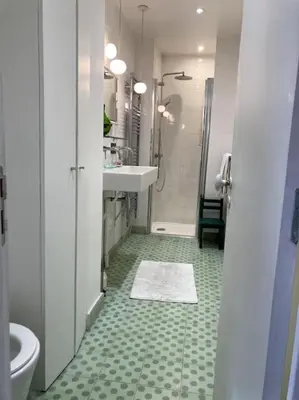 Salle de bains dans l'établissement Appartement cosy dans le 9e
