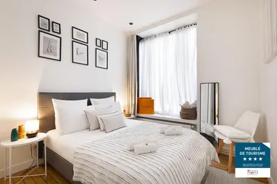 Un ou plusieurs lits dans un hébergement de l'établissement Luxueux LOFT 3BR au coeur du Marais