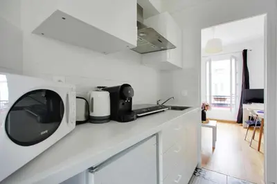 Cuisine ou kitchenette dans l'établissement Joli studio pour 2 personnes - Levallois-Perret