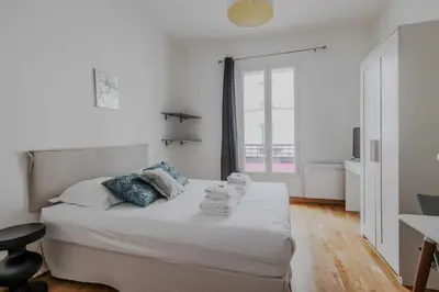 Un ou plusieurs lits dans un hébergement de l'établissement Joli studio pour 2 personnes - Levallois-Perret