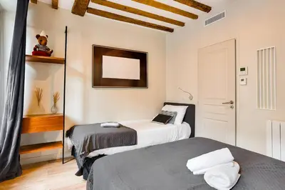 Un ou plusieurs lits dans un hébergement de l'établissement Urban Flat 73 - Luxury Parisian Flat near Les Halles Rivoli