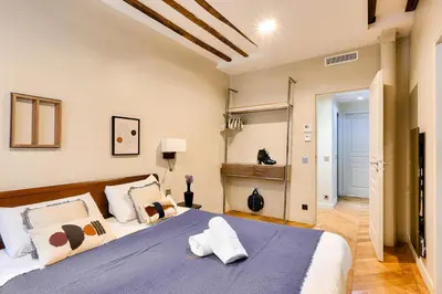 Un ou plusieurs lits dans un hébergement de l'établissement Urban Flat 73 - Luxury Parisian Flat near Les Halles Rivoli