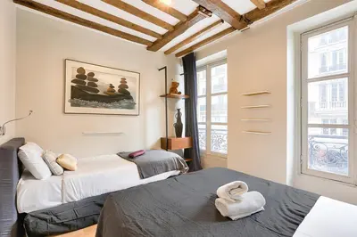 Un ou plusieurs lits dans un hébergement de l'établissement Urban Flat 73 - Luxury Parisian Flat near Les Halles Rivoli
