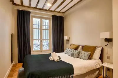 Un ou plusieurs lits dans un hébergement de l'établissement Urban Flat 73 - Luxury Parisian Flat near Les Halles Rivoli
