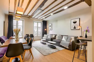 Coin salon dans l'établissement Urban Flat 73 - Luxury Parisian Flat near Les Halles Rivoli