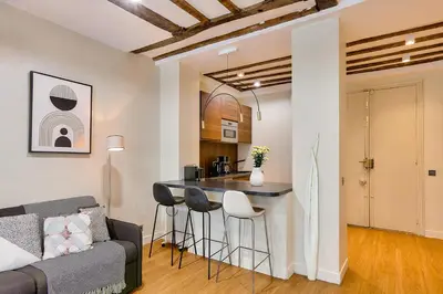 Coin salon dans l'établissement Urban Flat 73 - Luxury Parisian Flat near Les Halles Rivoli