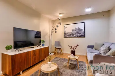 Télévision ou salle de divertissement dans l'établissement Urban Flat 77 - Sublime and Spacious Flat in Le Marais