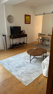 Télévision ou salle de divertissement dans l'établissement Haut-Marais Joli appartement.