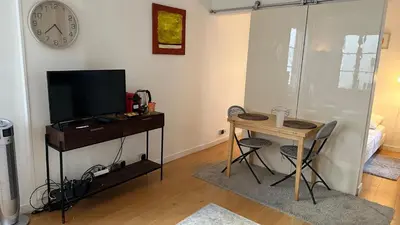 Télévision ou salle de divertissement dans l'établissement Haut-Marais Joli appartement.