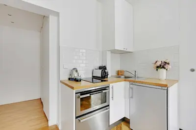 Cuisine ou kitchenette dans l'établissement Authentic apartment - 1BR-2P - Palais Garnier