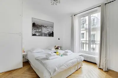Un ou plusieurs lits dans un hébergement de l'établissement Authentic apartment - 1BR-2P - Palais Garnier