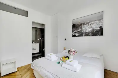 Un ou plusieurs lits dans un hébergement de l'établissement Authentic apartment - 1BR-2P - Palais Garnier