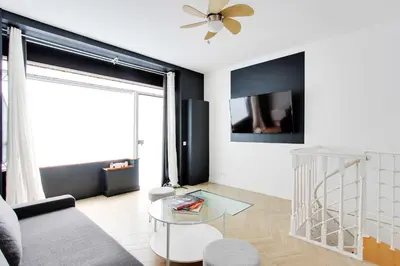 Télévision ou salle de divertissement dans l'établissement Modern apt-1BR-4P-Atelier des lumières museum